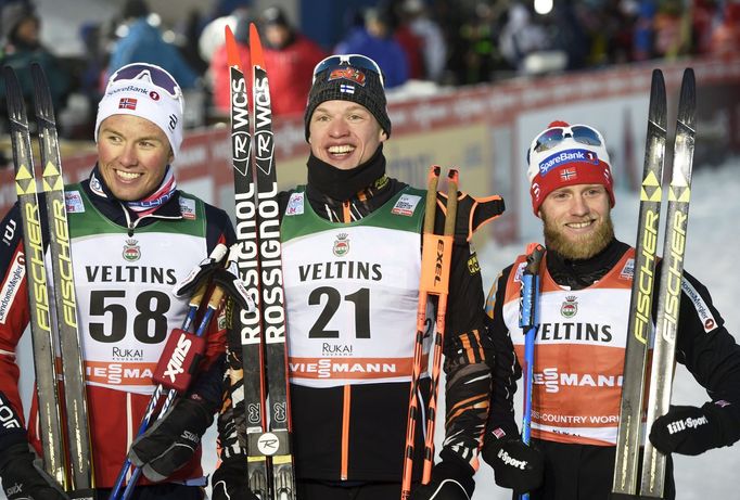 Second-placed Emil Iversen  (vlevo) of Norway, winner Iivo Niskanen of Finland and third-placed Martin Johnsrud (vpravo) Sundby of Norway