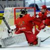 MS 2018, Česko-Bělorusko: Vitali Trus inkasuje gól na 0:2, narně se tomu snaží zabránit Nikita Utinenko