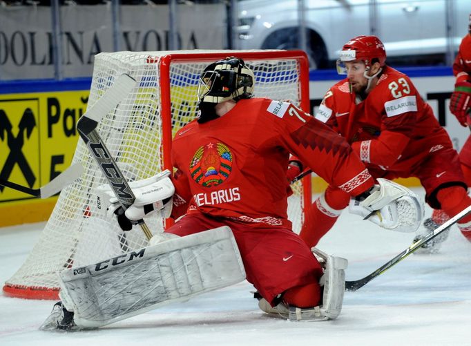 Vitali Trus inkasuje gól na 0:2, narně se tomu snaží zabránit Nikita Utinenko