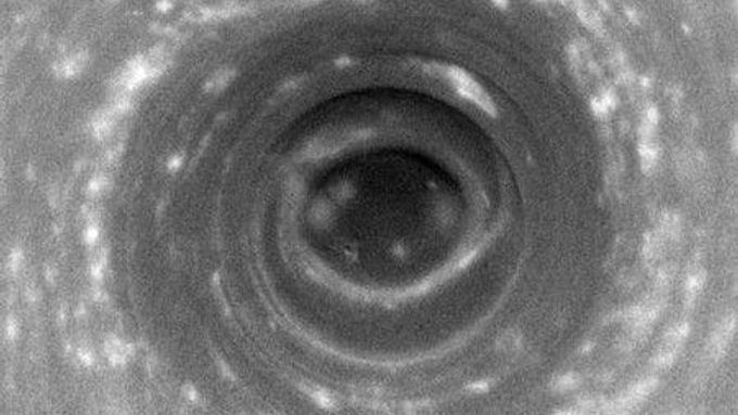 Zvláštní úkaz u jížního pólu Saturnu. Vědci jej připodobňují k pozemským hurikánům.
