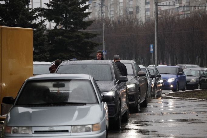 Lidé opouští Mariupol, ukrajinské město vzdálené jen pár kilometrů od oblasti kontrolované proruskými separatisty.