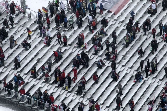 I přes psí počasí našlo do ochozů harrachovského skokanského areálu cestu mnoho fanoušků.