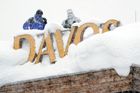 Foto: Davos přivítal světové lídry obří nadílkou sněhu. Politici raději přesedali z limuzín do vlaků