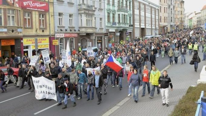V Ústí nad Labem pochodovalo 8. října městem asi 300 až 400 lidí, pokračovaly tak protesty vyvolané napětím v regionu mezi většinovou společností a Romy.