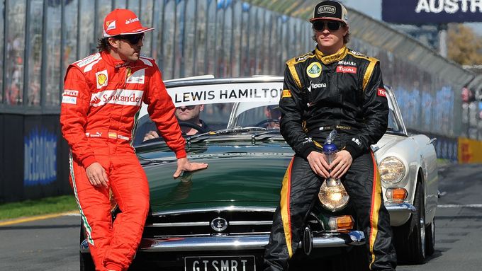 Fernando Alonso (vlevo) a Kimi Räikkönen budou v příští sezoně oba oblékat rudou kombinézu Ferrari.