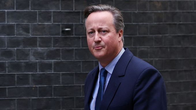 "Davide Camerone, vy jste novým ministrem zahraničí? Ó můj bože!" Novináře překvapil bývalý britský premiér.