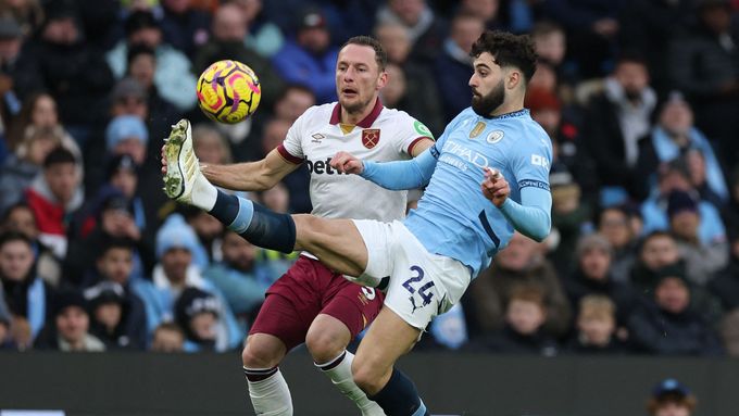 Vladimír Coufal a Joško Gvardiol v zápase Manchesteru City proti West Hamu