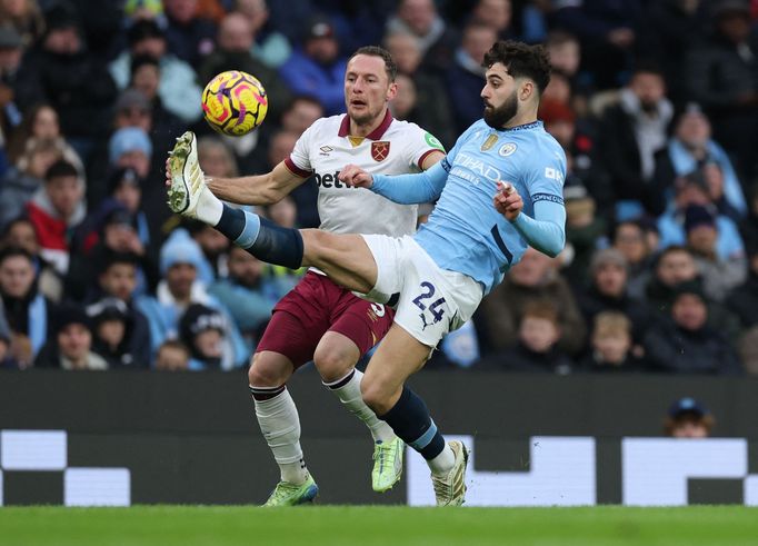 Vladimír Coufal a Joško Gvardiol v zápase Manchesteru City proti West Hamu