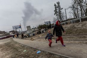 Foto: Irpiň je symbol zoufalství. Prchající civilisté se ocitli pod ruskou palbou