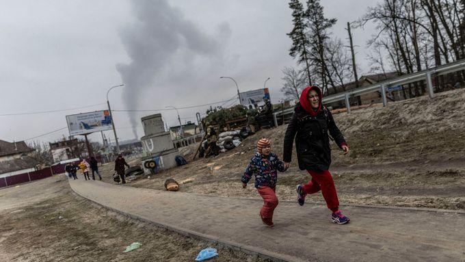 Foto: Irpiň je symbol zoufalství. Prchající civilisté se ocitli pod ruskou palbou