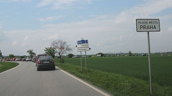Nehoda autobusu u pražského letiště. Záchranáři ošetřili 21 lidí