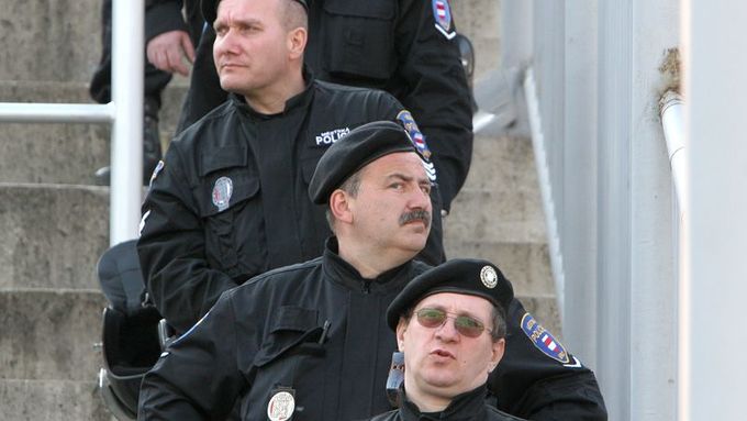 Policisté se připravují na nájezd ruských a polských fanoušků.