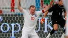 Rooney se vzteká poté, co v dresu Anglie nepoměnil šanci před brankou Brazílie.