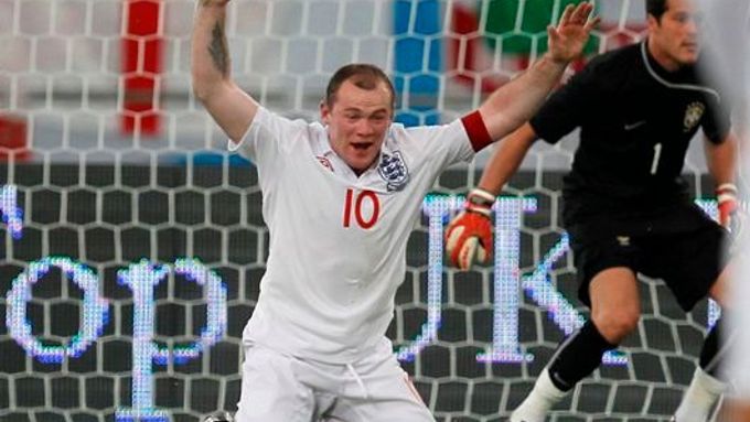 Rooney se vzteká poté, co v dresu Anglie nepoměnil šanci před brankou Brazílie.