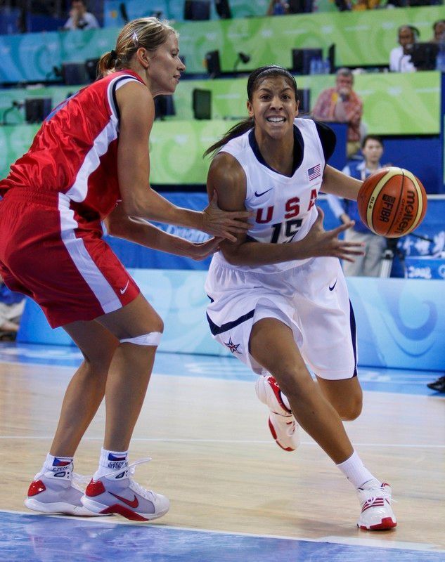 Ivana Večeřová brání Američance Candace Parkerové v útoku na český koš.