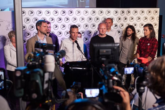 Ivan Bartoš, Zdeněk Hřib, Lukáš Wagenknecht. Záběr z volebního štábu Pirátů v Praze. 6. 10. 2018.