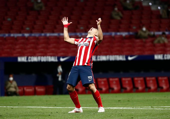 Soccer Football - La Liga Santander - Atletico Madrid v Real Sociedad - Wanda Metropolitano, Madrid, Spain - May 12, 2021 Atletico Madrid's Luis Suarez reacts after missi