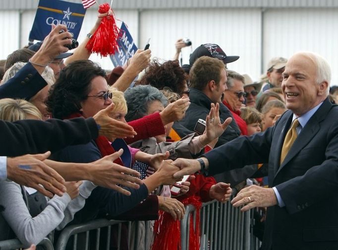 Republikánský kandidát John McCain zdraví své příznivce na shromáždění v Grant Junction v Coloradu.