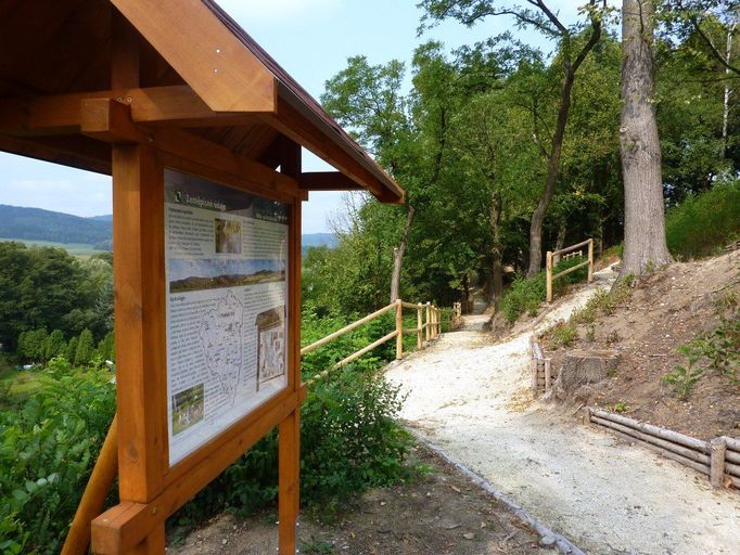 Bělá nad Radbuzou (Plzeňský kraj). Totéž místo po zbudování naučné stezky.