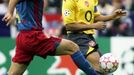 Rafael Marquez z Barcelony (vlevo) stíhá hráče Arsenalu Thierry Henryho.