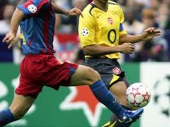 Rafael Marquez z Barcelony (vlevo) stíhá hráče Arsenalu Thierry Henryho.