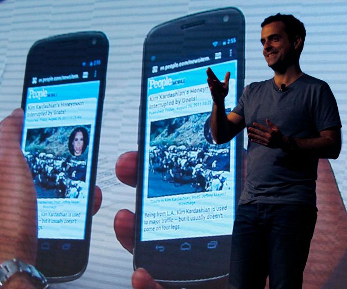 Hugo Barra z Google představuje funkci Beam, která umožňuje výměnu dat mezi dvěma telefony Galaxy Nexus