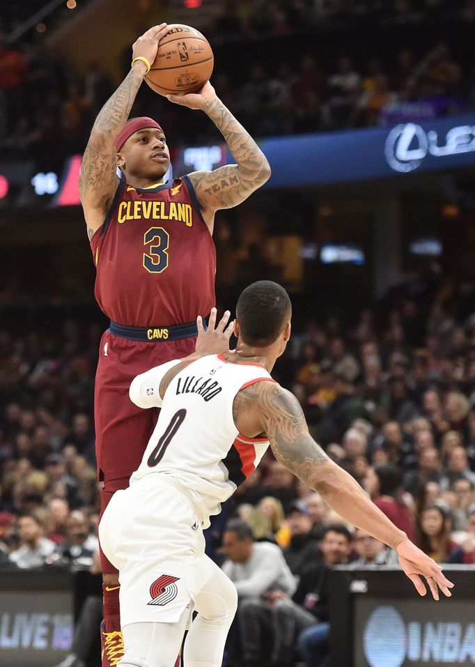 Isaiah Thomas z Clevelandu střílí na koš v utkání s Portlandem