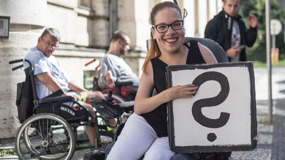 Foto: "To není život, to je přežívání," protestovali postižení před úřadem Maláčové