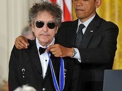 Bob Dylan dostává Prezidentskou medaili svobody