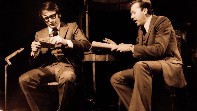 Miloslav Šimek a Jiří Grossmann během jednoho ze svých částečně improvizovaných večerů, při nichž kombinovali komické výstupy, čtené povídky a písně.