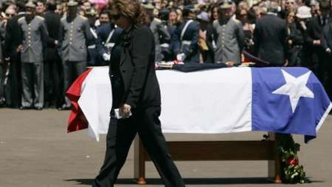 Pinochetova dcera Lucia prochází kolem rakve s ostatky bývalého prezidenta.
