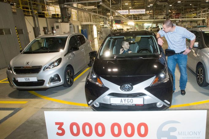 Brány kolínské automobilky Toyota Peugeot Citroën Automobile (TPCA) třímiliontý vyrobený automobil. Stala se jím Toyota Aygo s černou metalickou barvou.