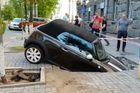VIDEO: Čech zaparkoval v centru Kyjeva, auto mu zmizelo pod zemí