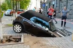 VIDEO: Čech zaparkoval v centru Kyjeva, auto mu zmizelo pod zemí