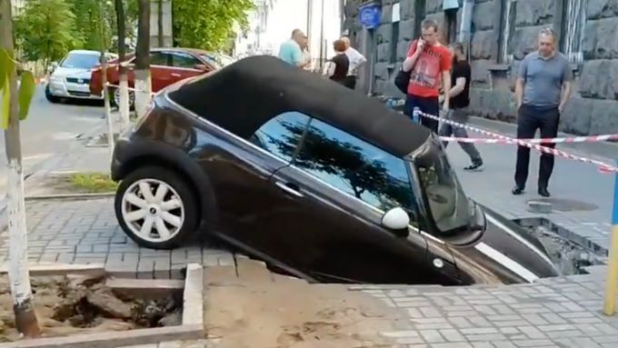 Mini Cooper českého podnikatele se v Kyjevě propadl pod zem.