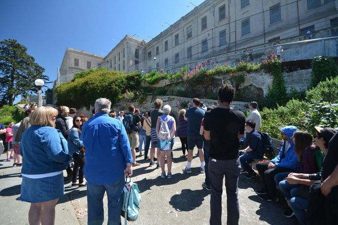 Turisté v areálu bývalé věznice Alcatraz. Snímek z roku 2017.