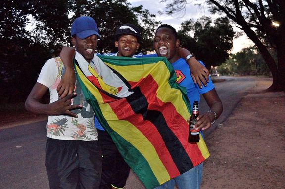 Někteří obyvatelé Zimbabwe teď slaví svobodu.
