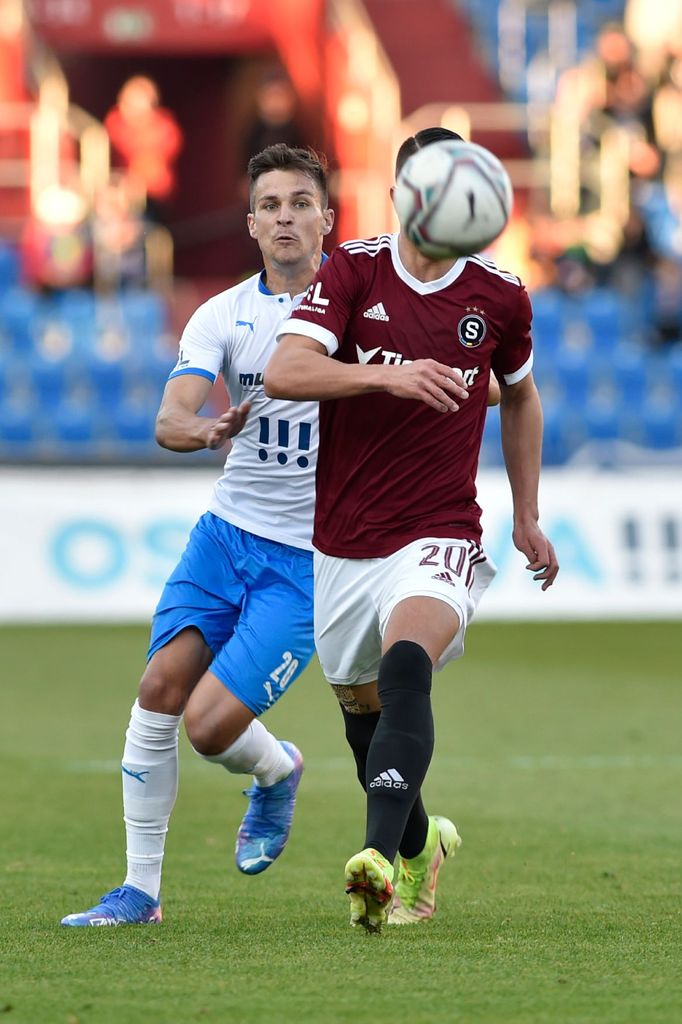 Jakub Pokorný a Adam Hložek v zápase 13. kola F:L Baník - Sparta.