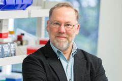 Vědec si myslel, že manželka zahlédla grizzlyho. Pak zjistil, že vyhrál Nobelovu cenu