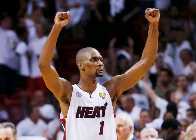 Chris Bosh se raduje z triumfu Miami v šestém zápase finále NBA.