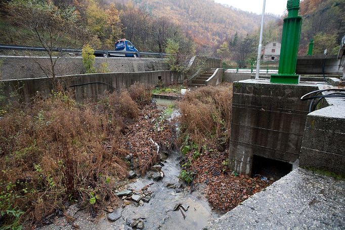 Nedotčenou přírodu už několik let narušuje nekontrolovatelný boom vodních elektráren. Vyhání zvířata i lidi.