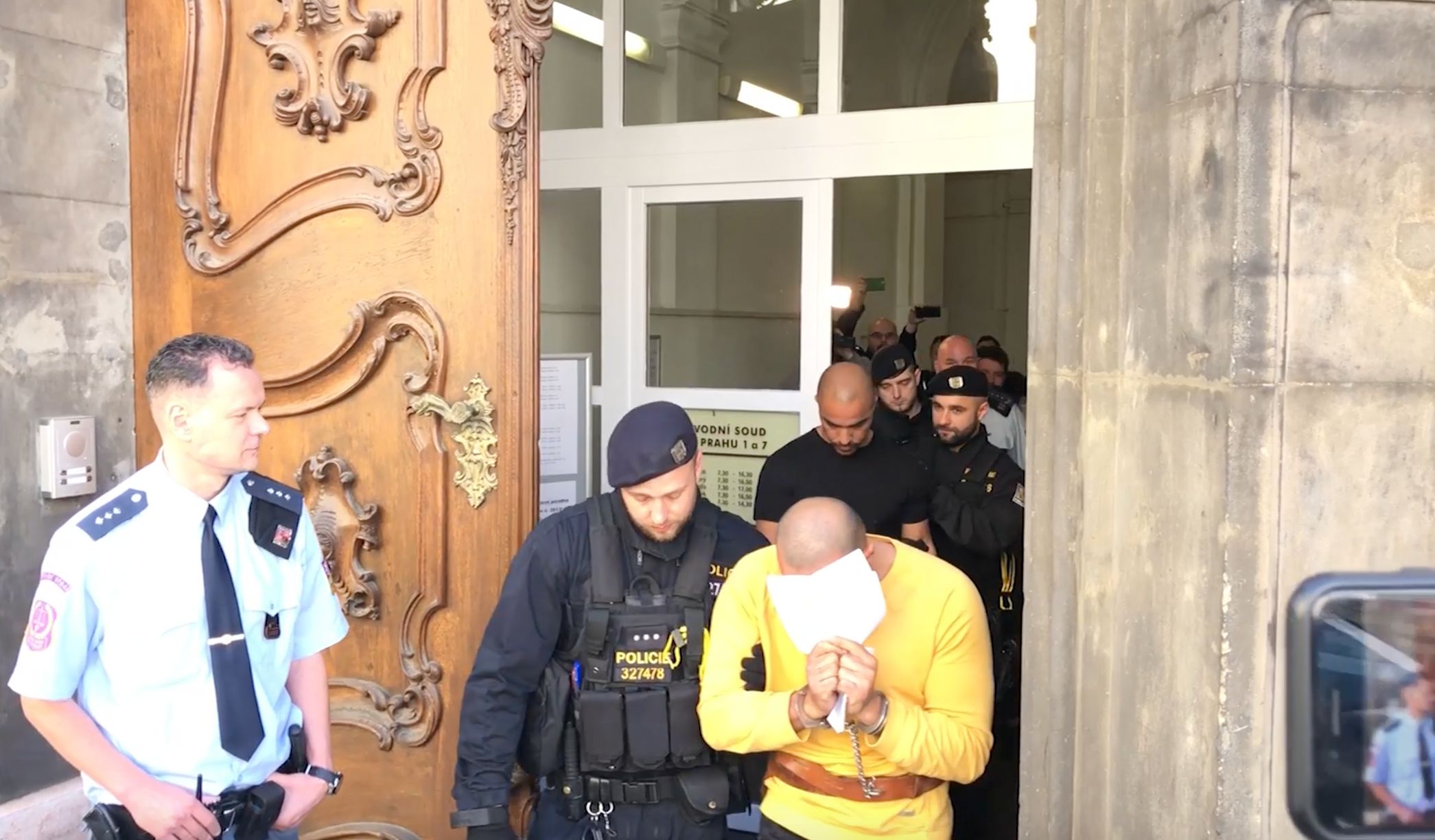 Třem Nizozemcům, kteří napadli číšníka v centru Prahy, uložil soud osmiměsíční podmínku