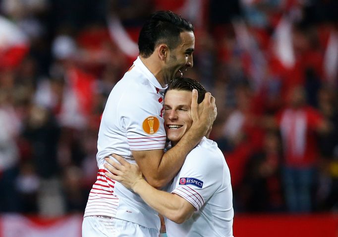 Kevin Gameiro a Adil Rami ze Sevilly slaví gól v síti Doněcku.