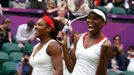 Americké tenistky Venus a Serena Williamsovy se radují z vítězství ve finále Olympiády 2012 v Londýně nad Češkami Lucií Hradeckou a Andreou Hlaváčkovou.