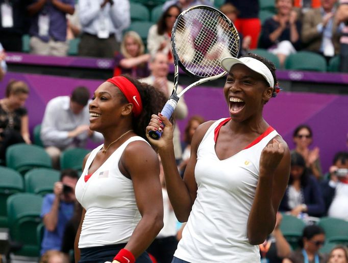 Americké tenistky Venus a Serena Williamsovy se radují z vítězství ve finále Olympiády 2012 v Londýně nad Češkami Lucií Hradeckou a Andreou Hlaváčkovou.