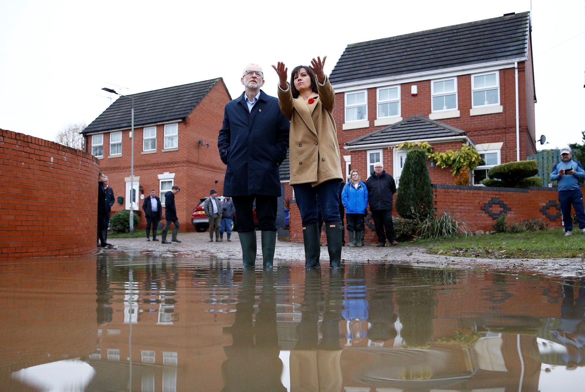 Jeremy Corbyn u Conisbroughu, který zachvátily záplavy.