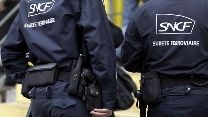 Železniční policie na pařížském nádraží.