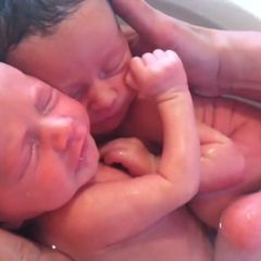 Novorozenci, dvojčata, objetí