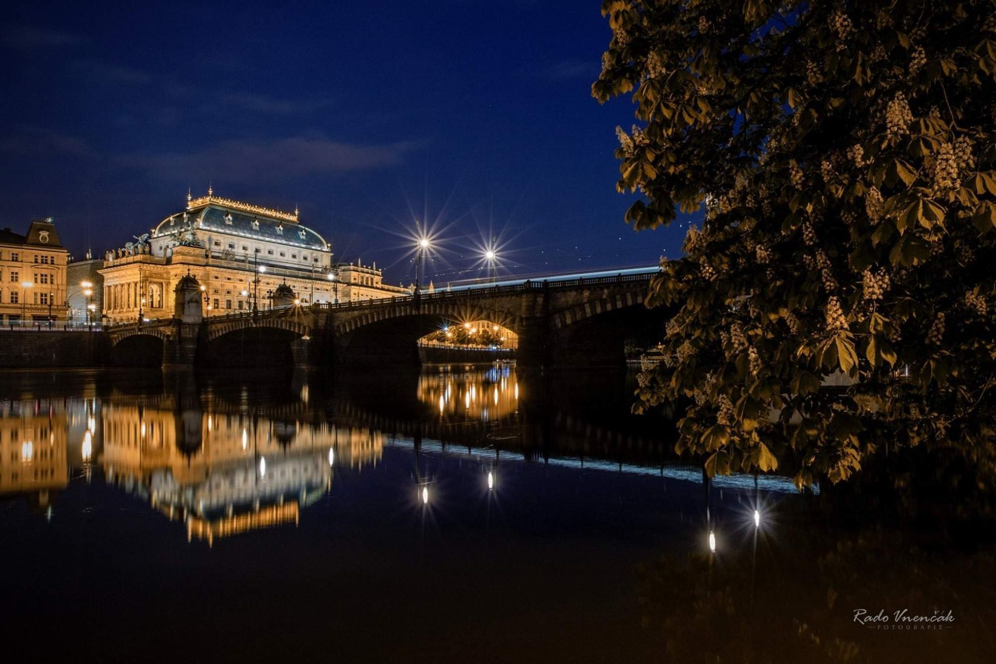 Radoslav Vnenčák: Praha v zrcadle