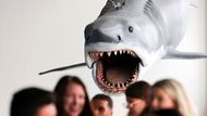 Los Angeles, USA: návštěvníci si prohlížejí výstavu „Jaws: The Exhibition“ v Muzeu filmového umění v Los Angeles.